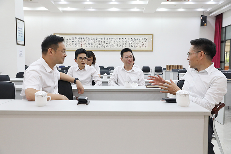 图：徐董与工商银行领导亲切友好交流
